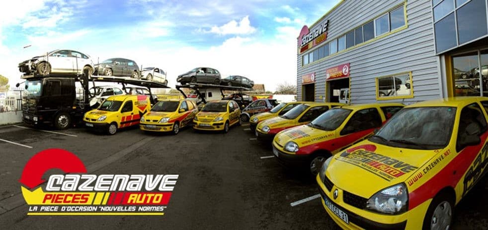 La flotte de véhicules Cazenave devant le magasin