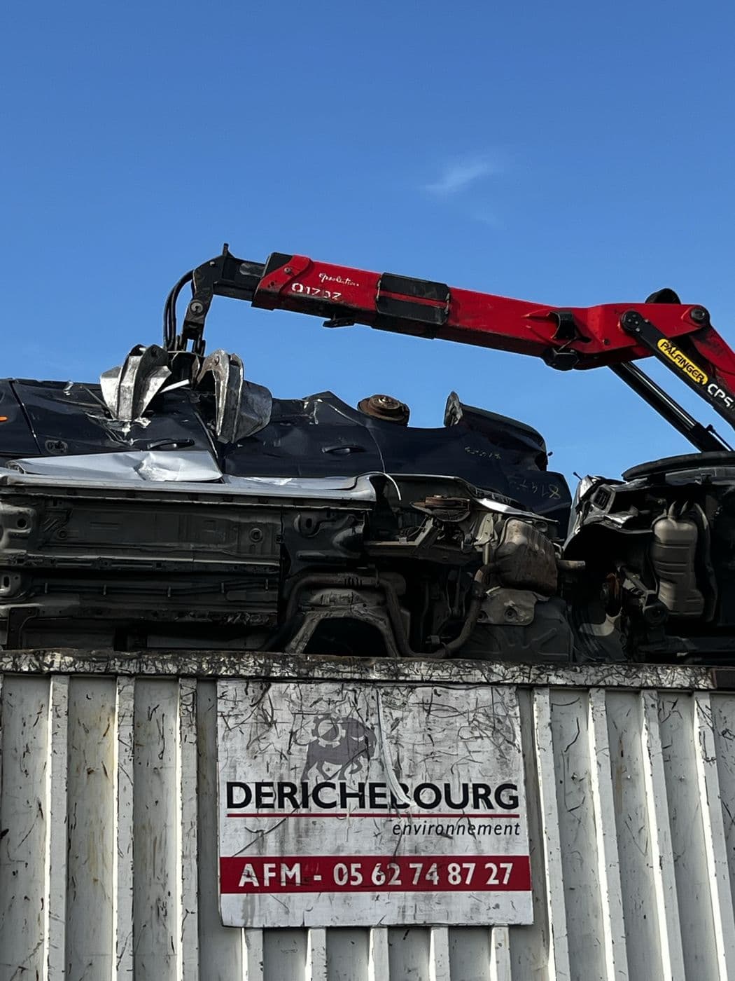 Véhicule accidenté manipulé par la grue