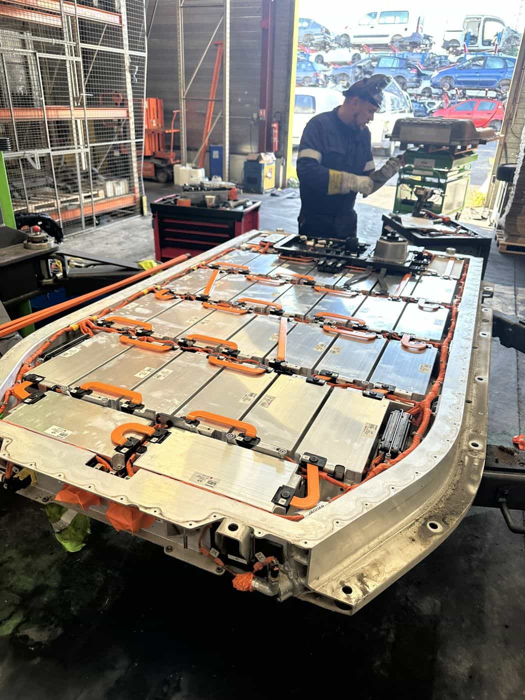 Batterie de véhicule électrique démontée dans l'atelier