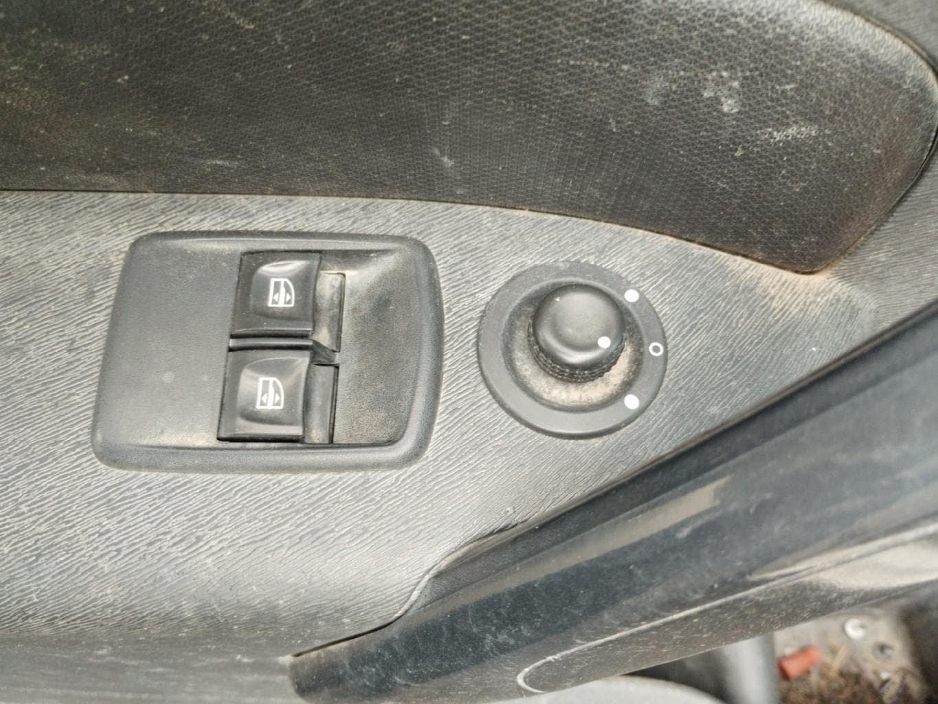 Interrupteur de leve vitre avant gauche Renault Kangoo 2 · photo 1