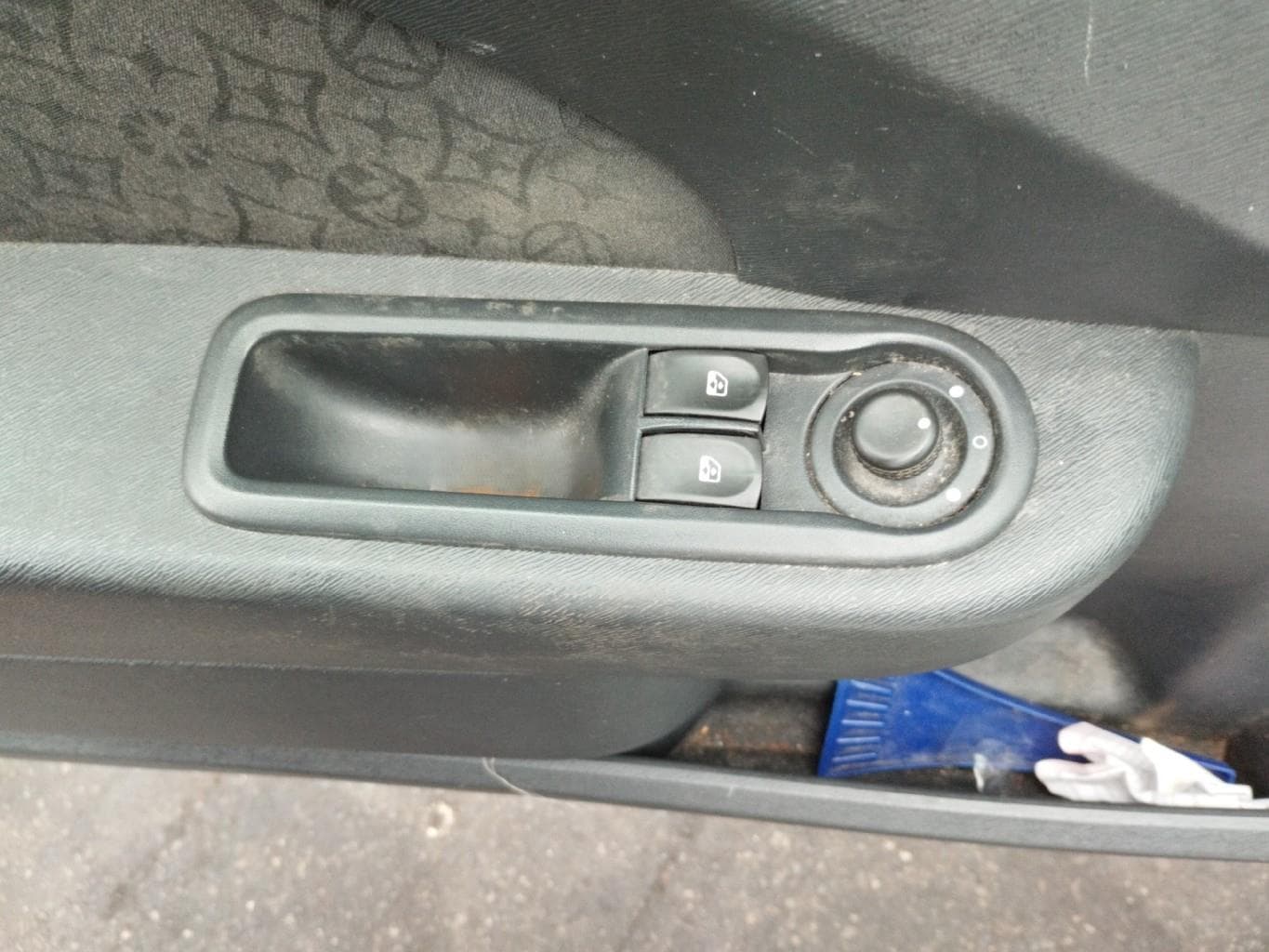 Interrupteur de leve vitre avant gauche Renault Twingo 2 · photo 1