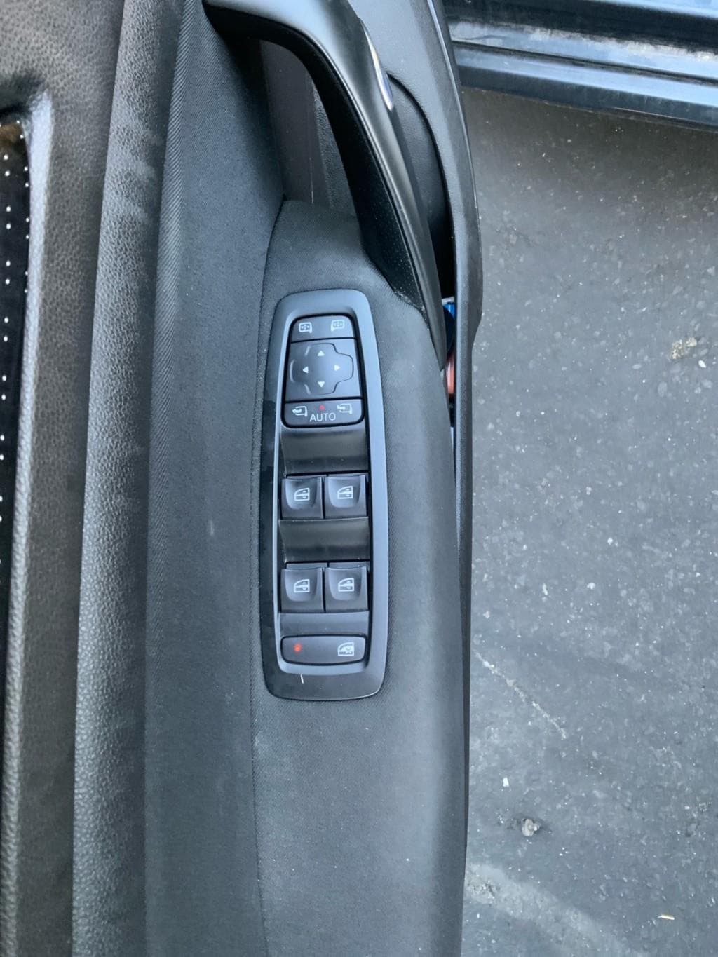 Interrupteur de leve vitre avant gauche Renault Megane 4 · photo 1