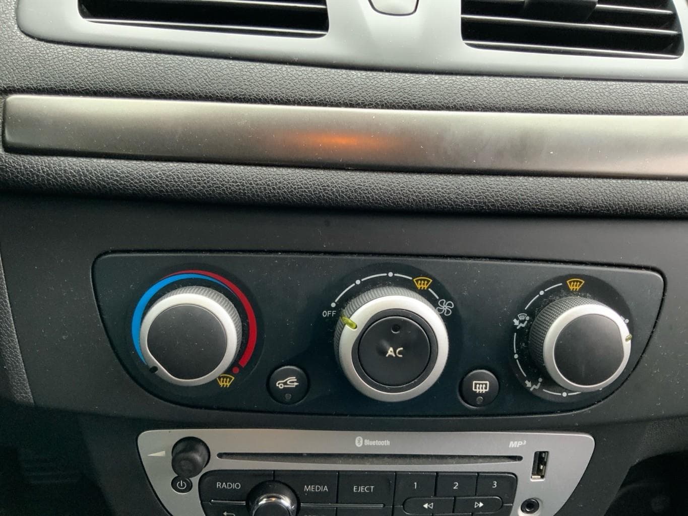 Commande chauffage Renault Megane 3 · photo 1