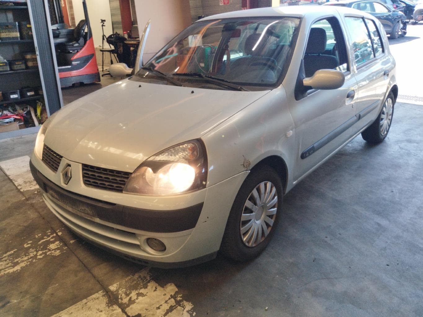 Vitre avant gauche Renault Clio 2 · photo 1